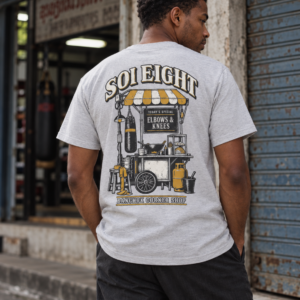 SOI EIGHT Bangkok Corner Shop Tee – Rückansicht mit großflächigem Bangkok Corner Shop Backprint im thailändischen Streetwear-Stil.