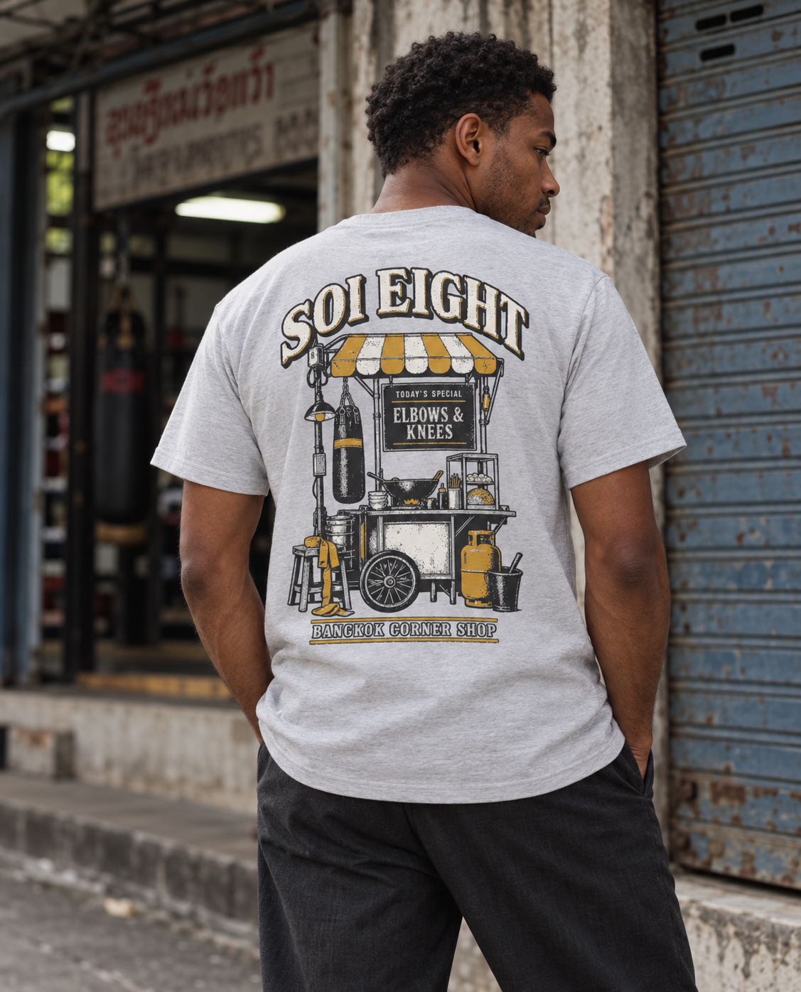 SOI EIGHT Bangkok Corner Shop Tee – Rückansicht mit großflächigem Bangkok Corner Shop Backprint im thailändischen Streetwear-Stil.