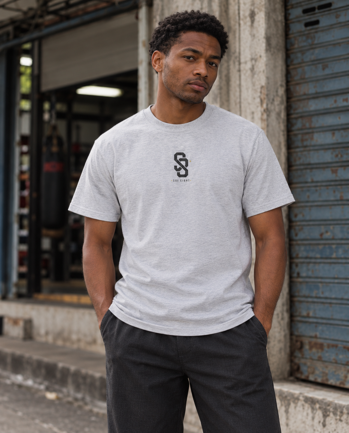 SOI EIGHT Bangkok Corner Shop Tee – Vorderansicht des Streetwear T-Shirts mit dezentem SOI EIGHT Logo auf der Brust.